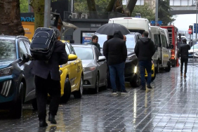 Taksim'de kapanan yollar nedeniyle turistler valizleriyle yürüdü