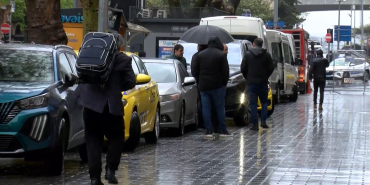 Taksim'de kapanan yollar nedeniyle turistler valizleriyle yürüdü