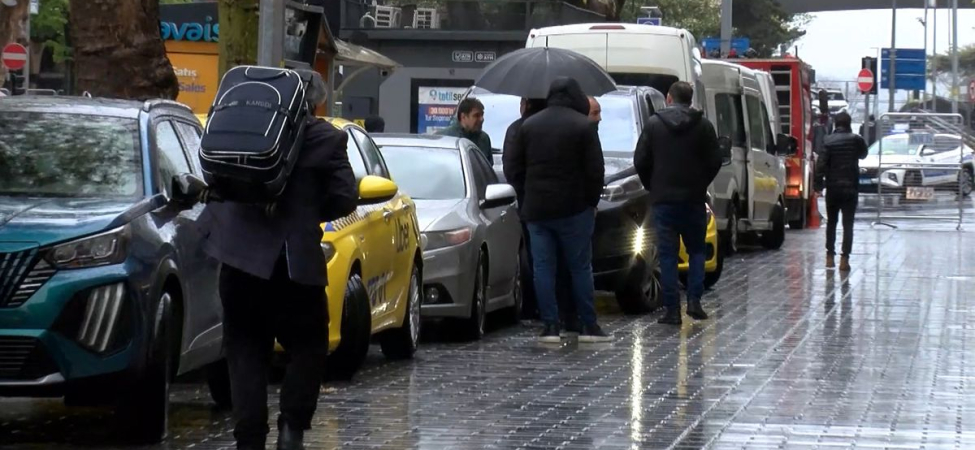 Taksim'de kapanan yollar nedeniyle turistler valizleriyle yürüdü